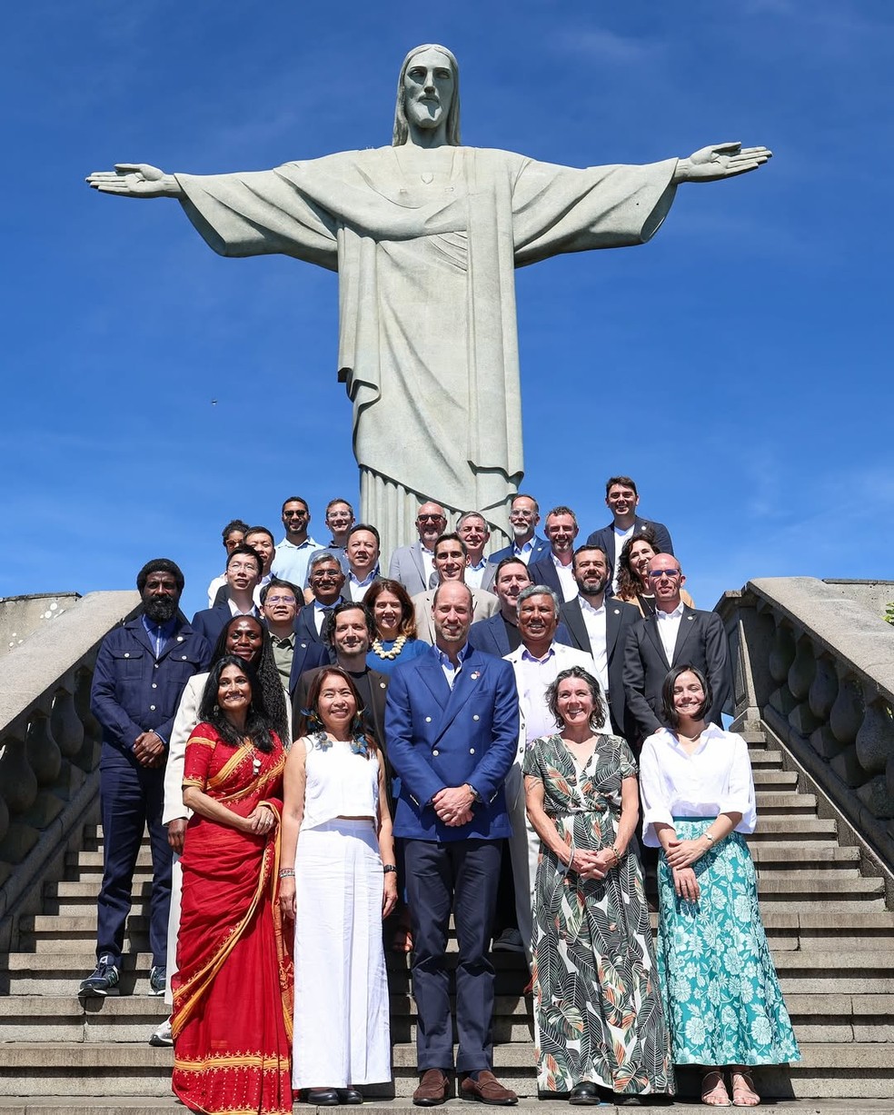 Príncipe William com os finalistas do prêmio — Foto: Reprodução/Instagram