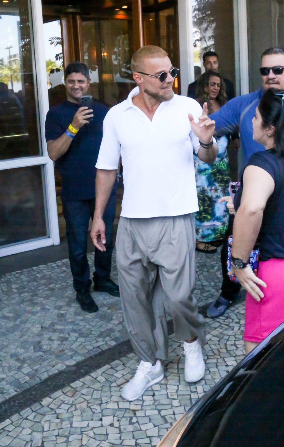 Ricky Martin é tietado por fãs na porta do Copacabana Palace, no Rio de Janeiro — Foto: JC Pereira/ Agnews