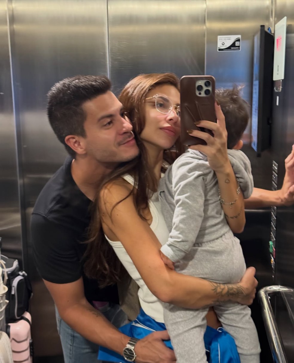 Arthur Aguiar ao lado da esposa, Jheny Santucci, e do filho, Gabriel — Foto: Reprodução/Instagram