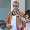 Com direito a carona em carro de R$ 3 milhões, Dakota Johnson é vista em encontro com MGK