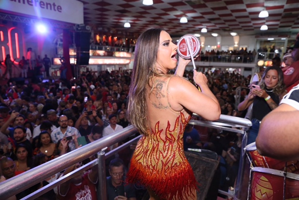 Viviane Araújo exibe look roqueira em noite de samba - OFuxico