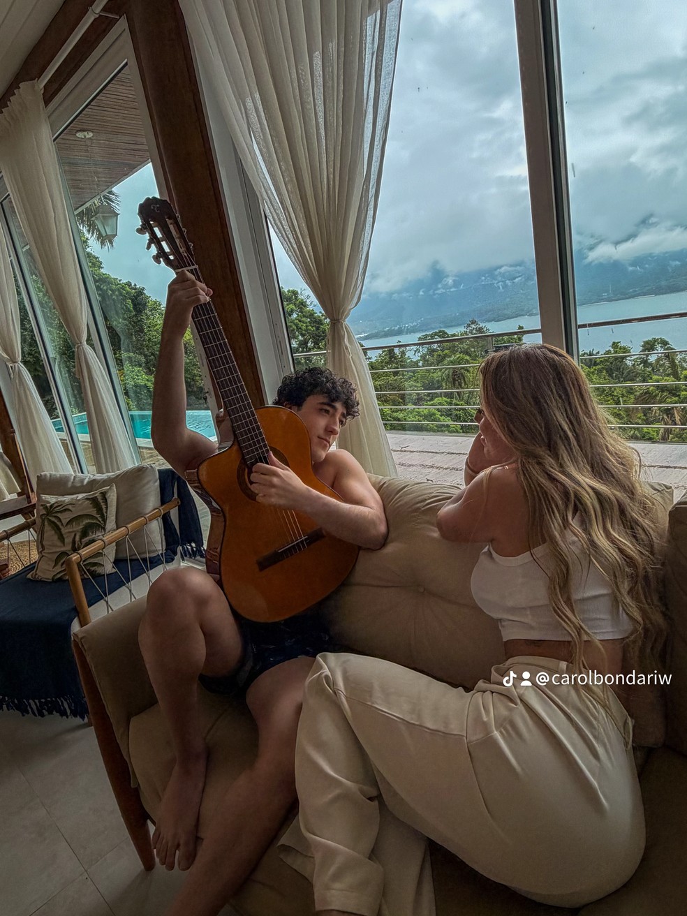 Enzo Rabelo assumiu namoro com Carol Bondariw — Foto: Reprodução/TikTok