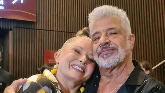 Vera Fischer dá selinho em Lulu Santos após show do cantor