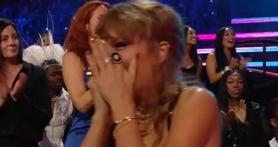 Taylor Swift Loses $60,000 Diamond Ring at VMA Awards