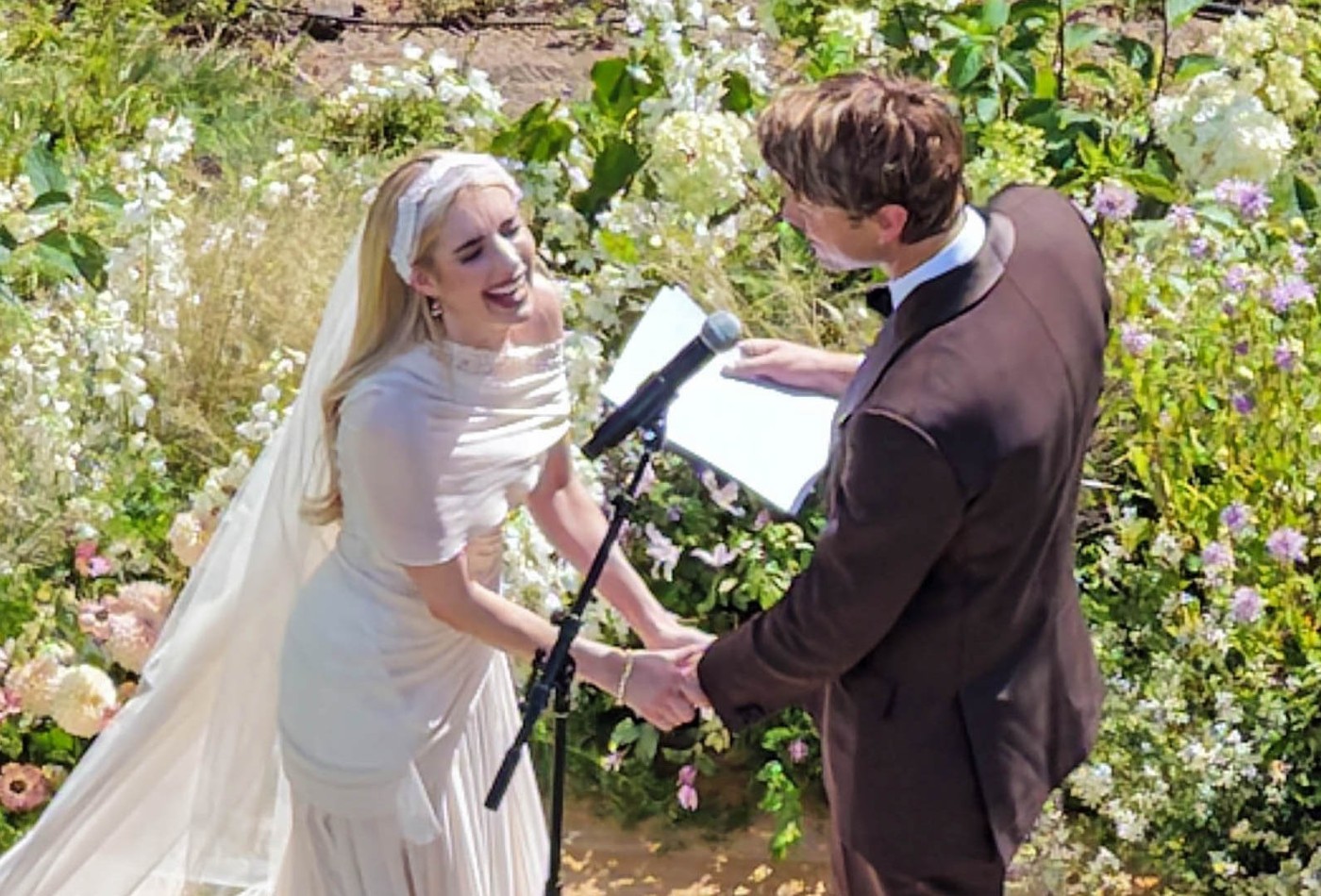 Emma Roberts oficializa casamento em cerimônia superintimista no quintal; veja fotos
