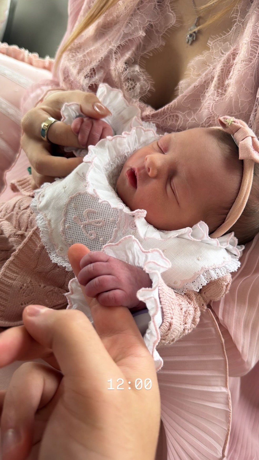 Luigi Cesar posta diário de parto de Luiza, sua filha com Júlia Vieira — Foto: Reprodução/Instagram
