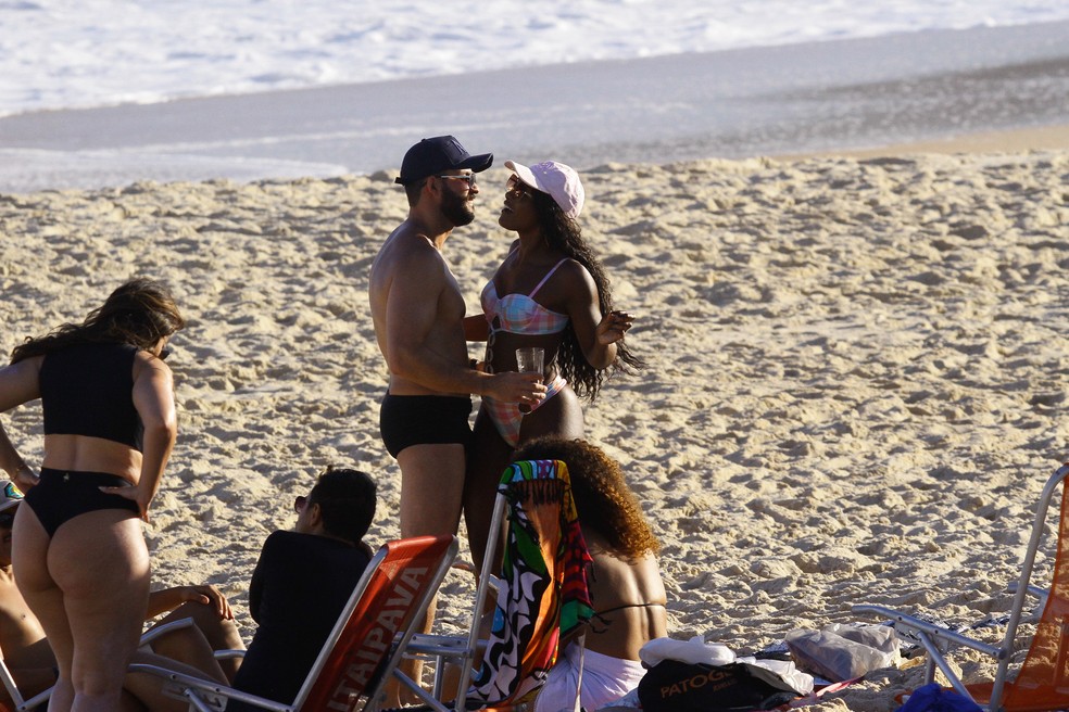 Erika Januza em clima de romance na praia — Foto: quem