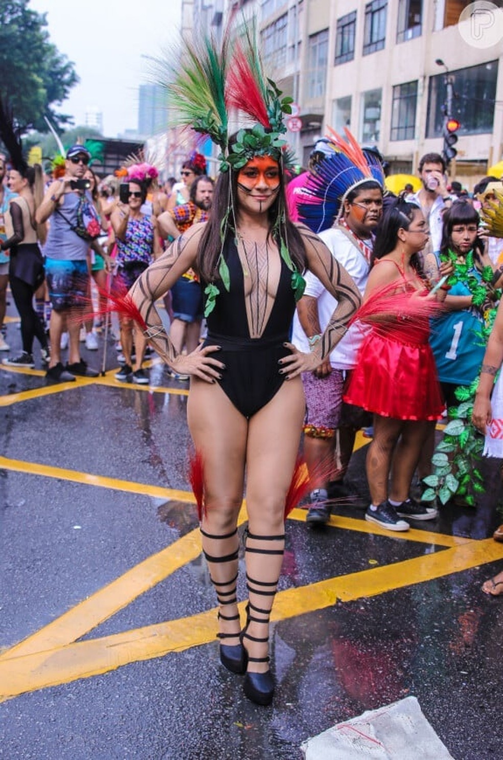 Alessandra Negrini, como indígena, no bloco do Acadêmicos do Baixo Augusta no Carnaval 2020 — Foto: AgNews