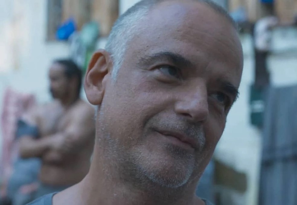 Ângelo Antonio interpreta o vilão Samsa, líder do esquema de tráfico humano, em 'Todas as Flores' — Foto: Reprodução/Globoplay