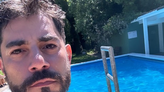 Sem camiseta, Evaristo Costa cai na piscina durante verão no Reino Unido; vídeo
