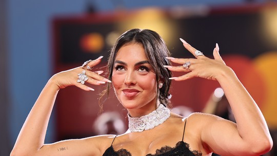 Georgina Rodríguez exibe orgulhosa anel de noivado de R$ 27 milhões com Cristiano Ronaldo em Veneza