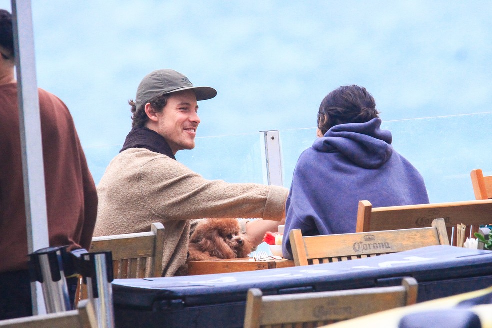 Bruna Marquezine e Shawn Mendes curtiram um passeio no Rio — Foto: Fabrício Pioyani/Agnews