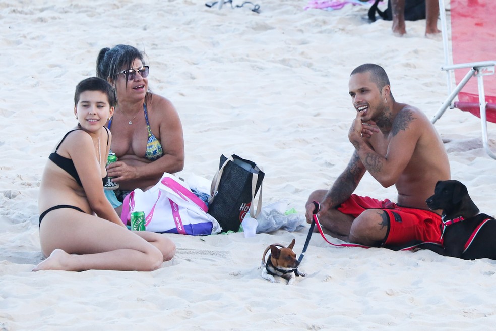 Vitão curte praia com a cantora Flor Gil — Foto: Dilson Silva/AgNews