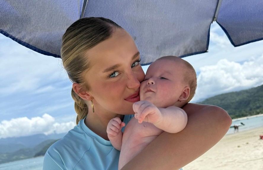 Duda Reis foge do Carnaval e leva a filha para conhecer praia pela primeira vez