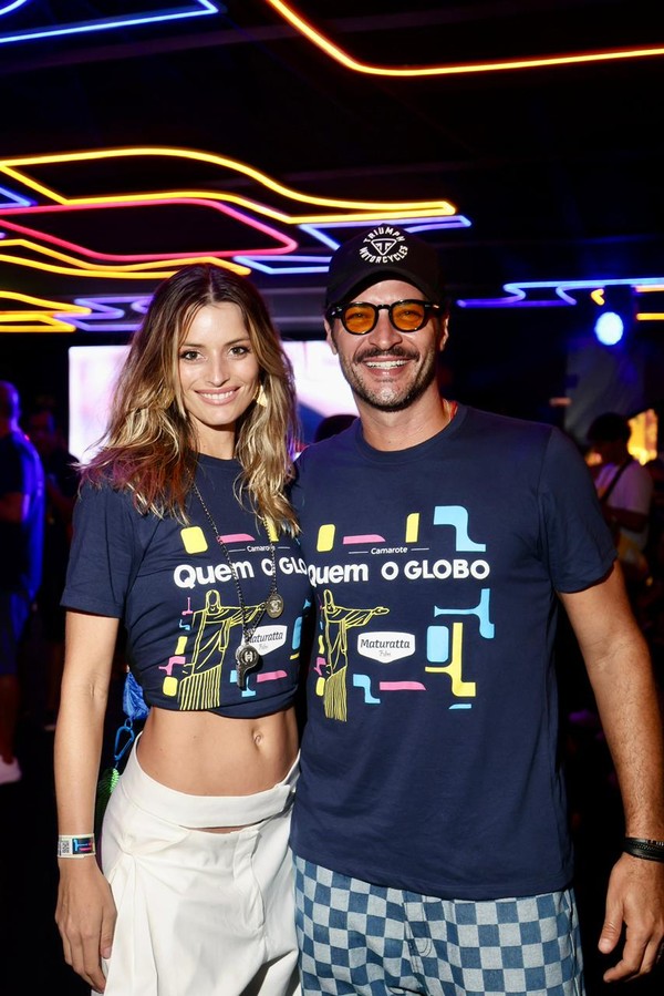 Leandro Lima e esposa, Flavia Lucini, trocam beijos no Camarote Quem