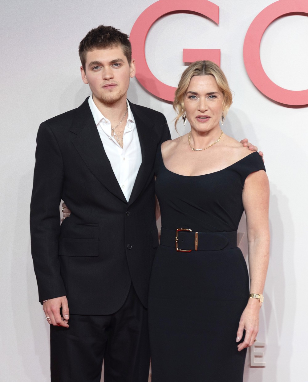 olha-ele-kate-winslet-faz-apari-o-rara-com-o-filho-mais-novo-em-red