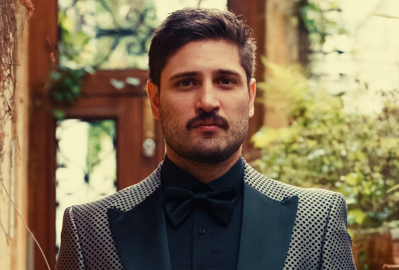 Daniel Rocha aposta em alfaiataria moderna para o Emmy Internacional