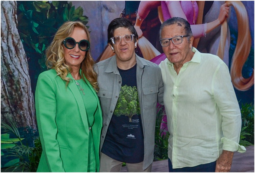 Helô Pinheiro faz rara aparição com o filho em aniversário da neta