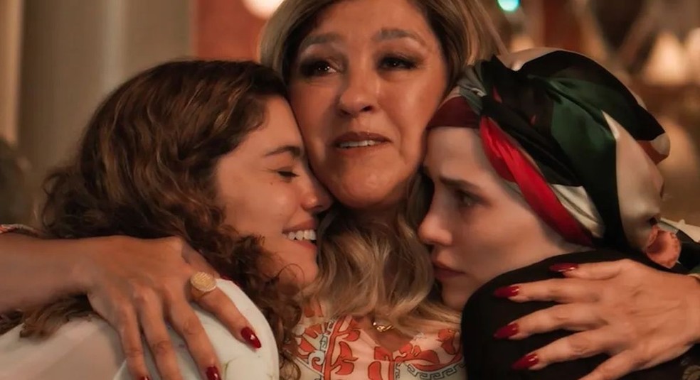 A vilã Zoé (Regina Casé) entre as filhas Maíra (Sophie Charlotte) e Vanessa (Letícia Colin) — Foto: Globoplay