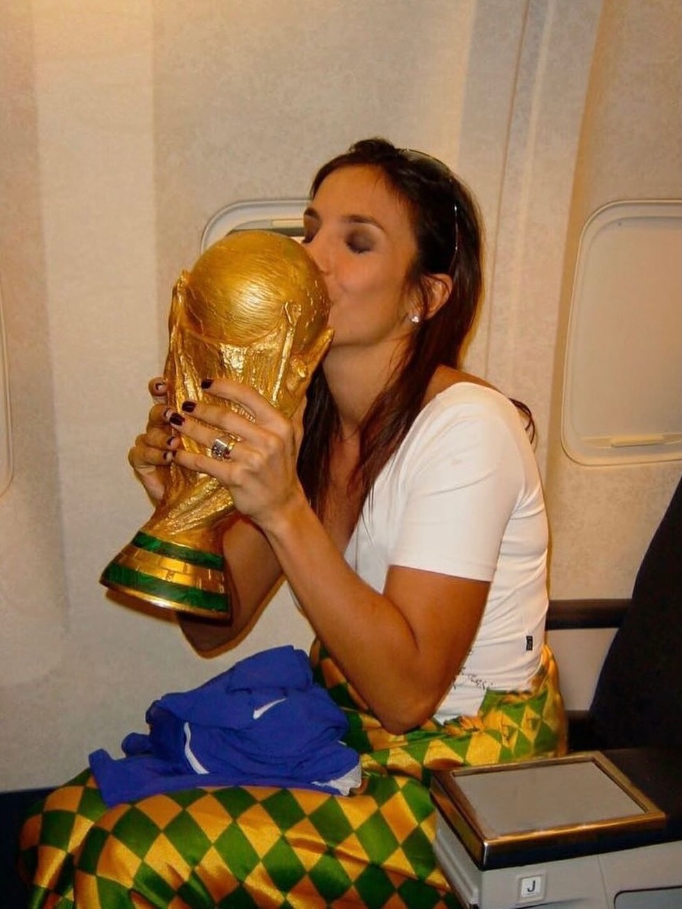 Ivete Sangalo resgata foto rara beijando a taça da Copa do Mundo e agita torcida: 'Pra cima' - Reprodução/Instagram