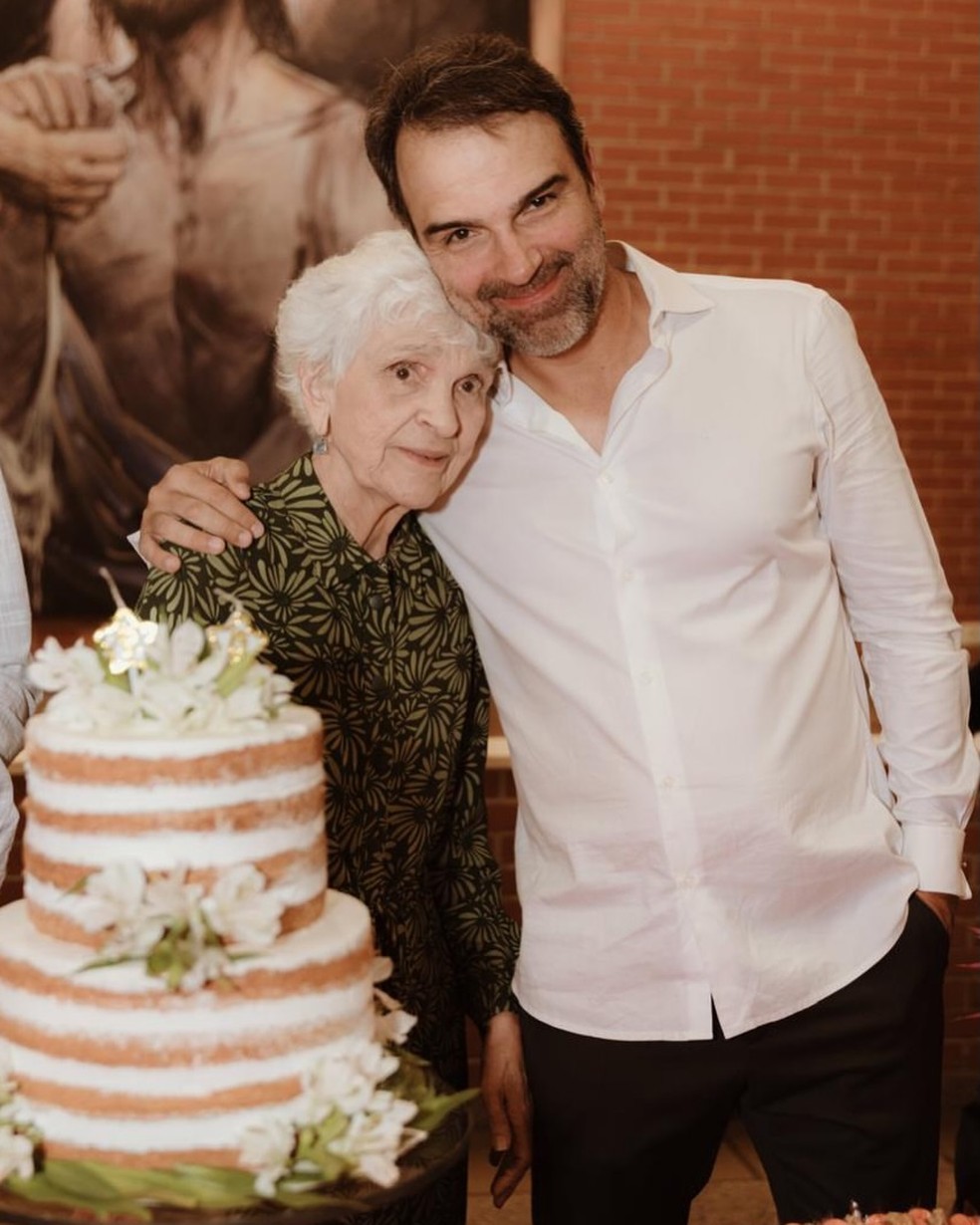 Tadeu Schmidt se despede da m�e e � consolado: 'Dificuldade pra aceitar que nunca mais vou te ver' � Foto: Reprodu��o/Instagram