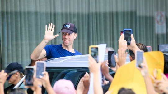 Chris Martin é cercado por fãs ao deixar hotel no Rio para último show do Coldplay no Brasil