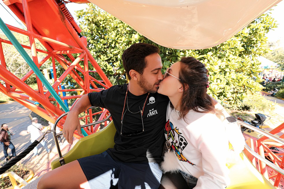 Larissa Manoela e André Frambach em parque de diversões — Foto: GUMA MIRANDA/ AgNews