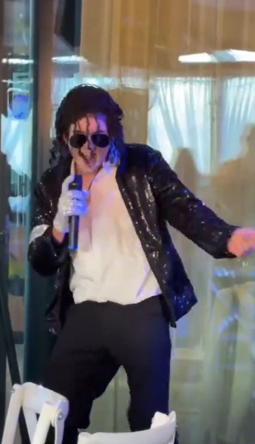 Caixa de som caiu em cima de cover de Michael Jackson em show — Foto: Reprodução/Instagram