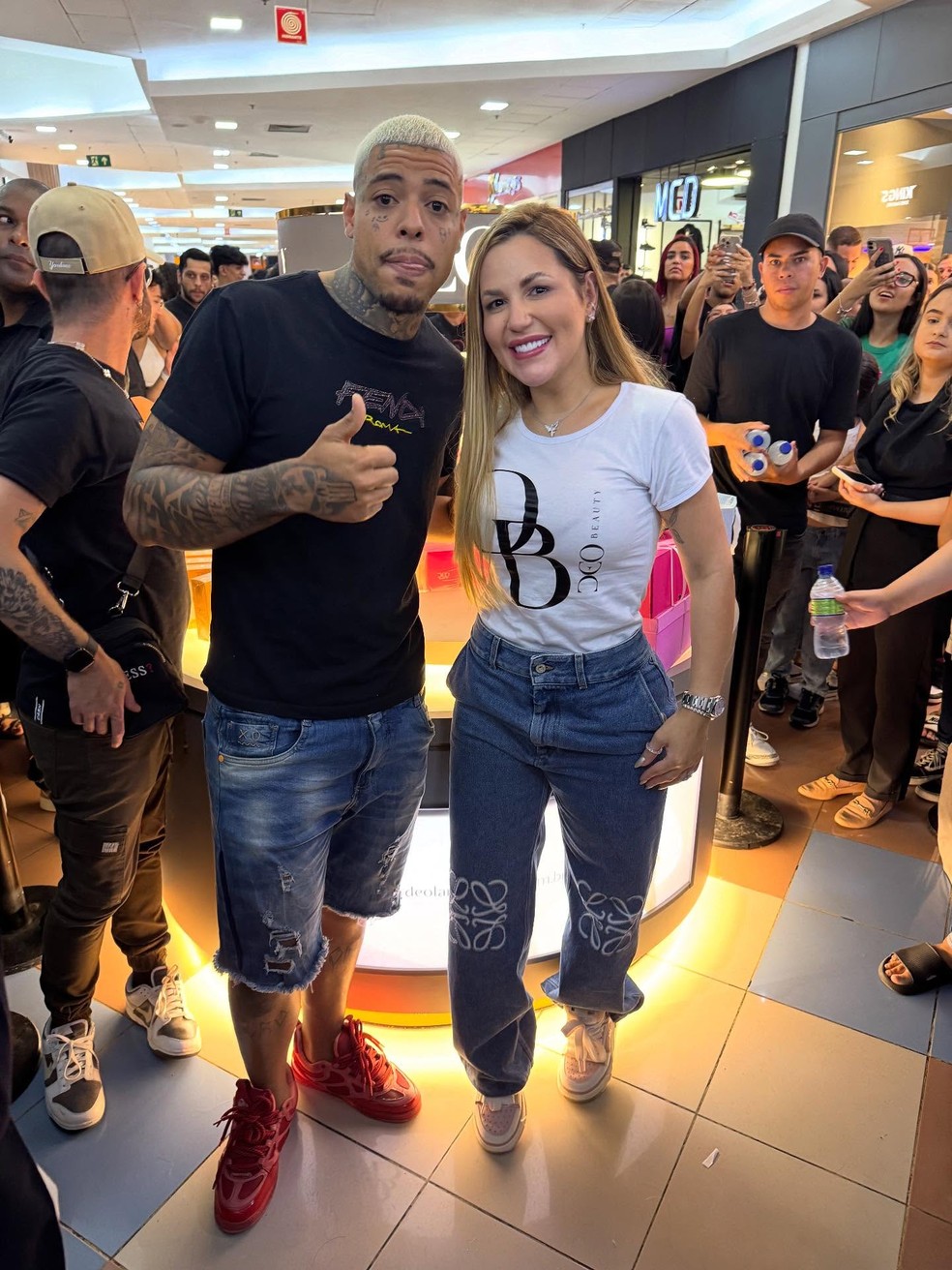Deolane Bezerra posa com Pedro Augusto, sósia de MC Kevin (1998-2021) — Foto: Reprodução/Instagram