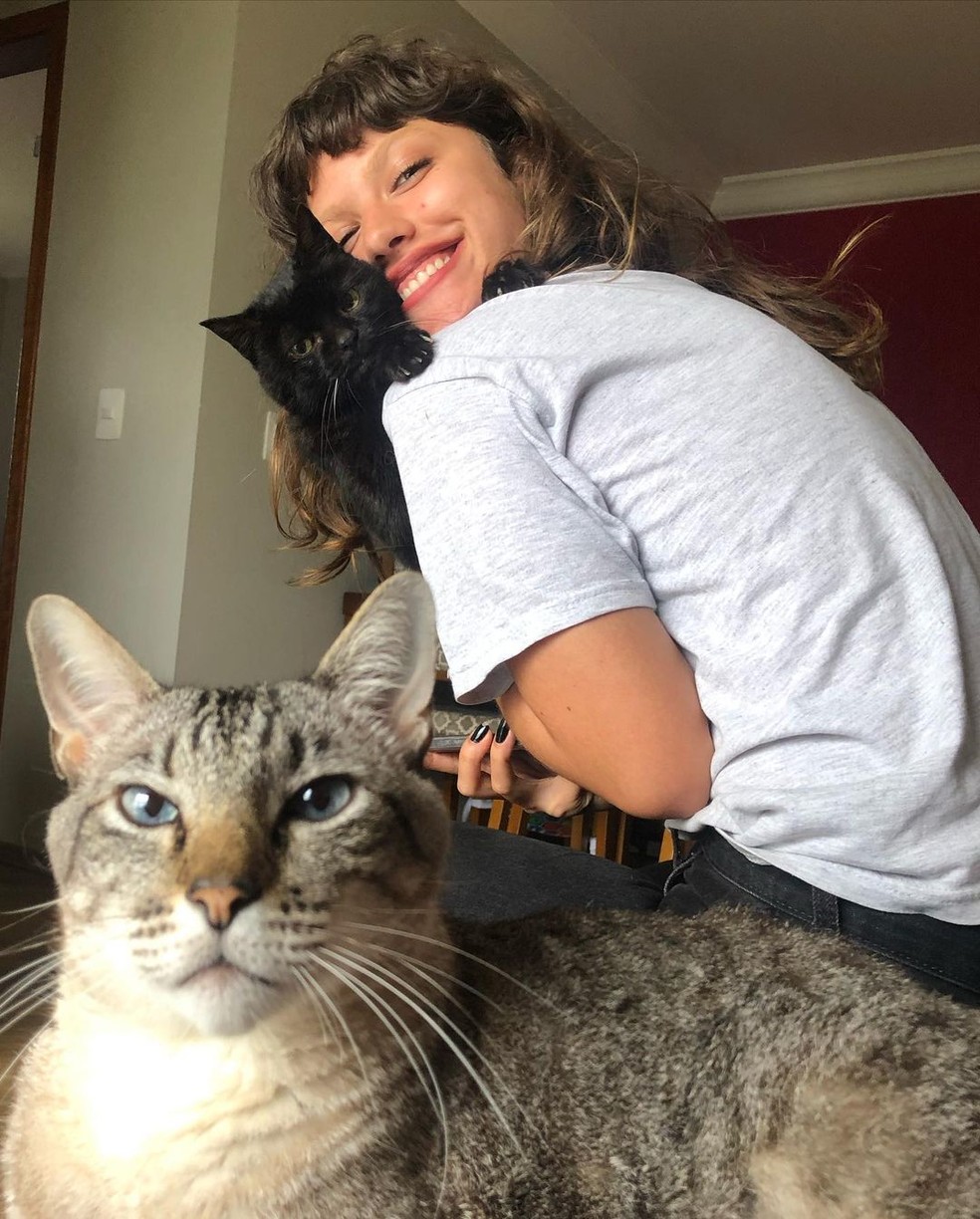 Giovanna Grigio faz 25 anos e revela crise do 1/4 de século: 'Me pegou ...
