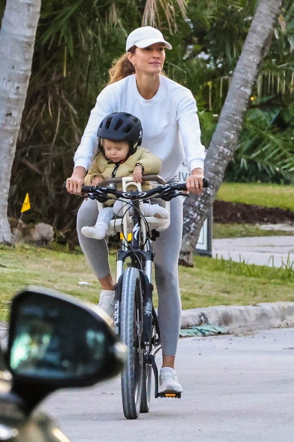 Gisele Bündchen exibe pela primeira vez aliança de casamento em passeio ...