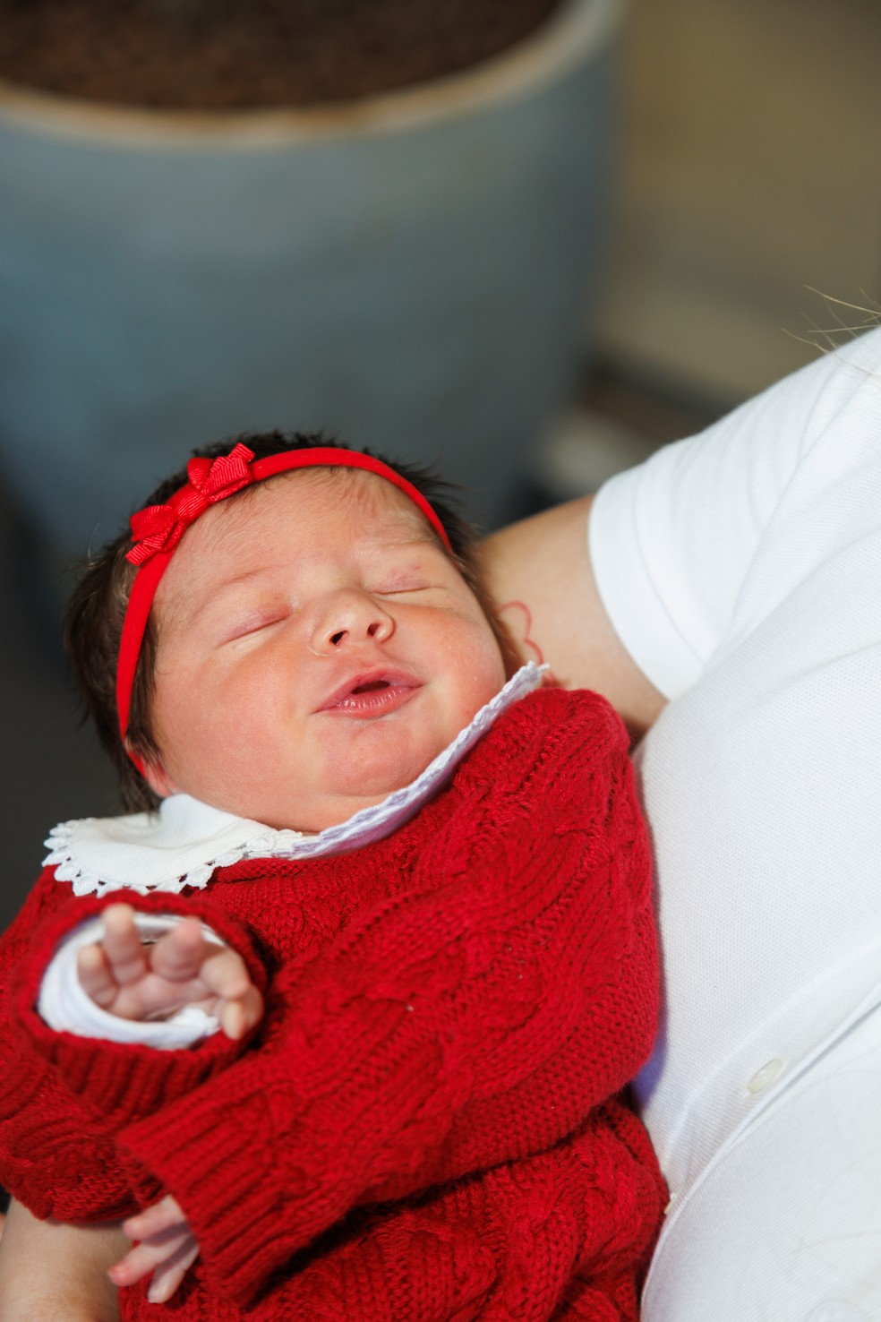 Mari Fernandez e Júlia Ribeiro deixam a maternidade com a filha Isabella — Foto: Patrícia Devoraes/Brazil News