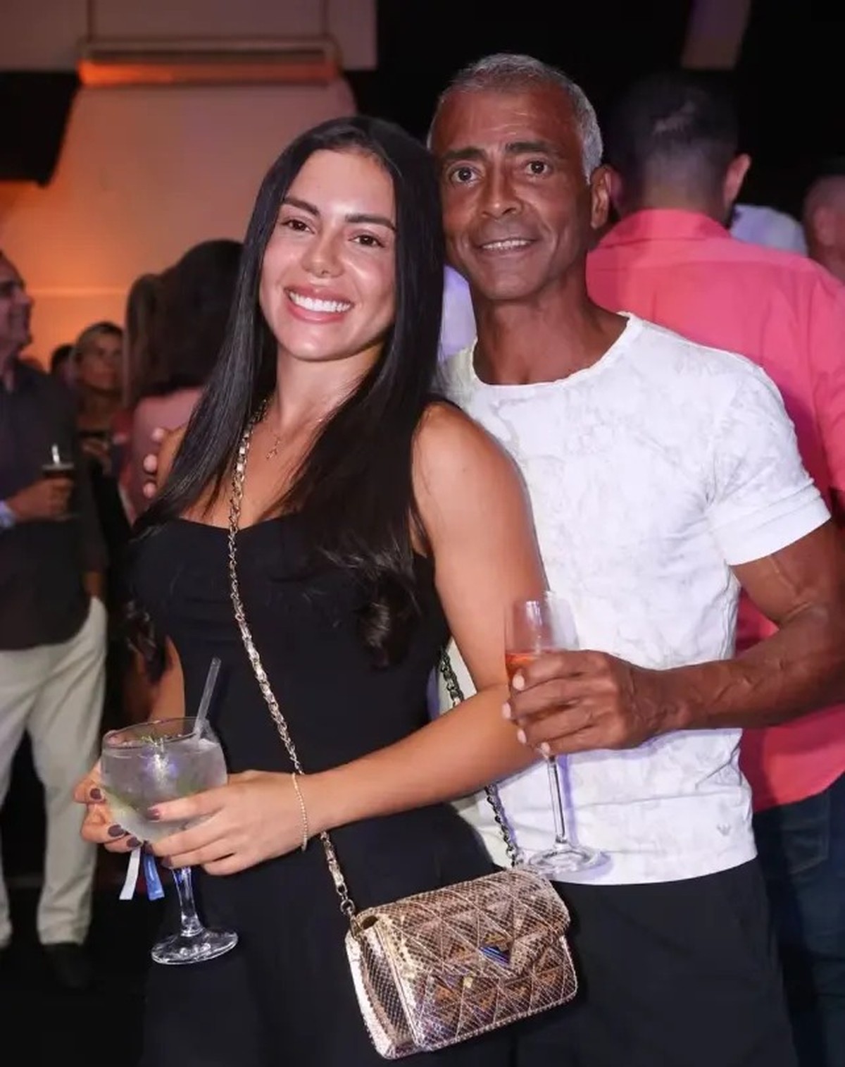 Sob o olhar na namorada, Romário treina futevôlei em praia no Rio