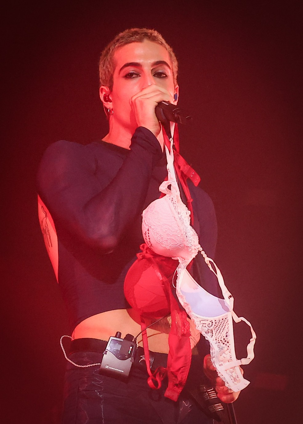 Damiano David, do Maneskin, ganha sutiãs de fãs em show em São Paulo — Foto: BrazilNews