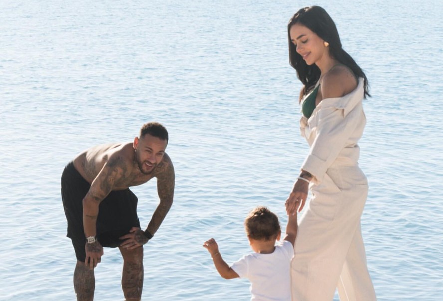 Um dia após aniversário de Mavie, Neymar exibe momento em família com filha e Bruna Biancardi