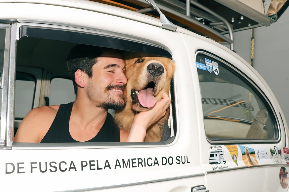 Nicolas Prattes nos bastidores de 'Minha Vida com Shurastey' — Foto: Lucas Ramos