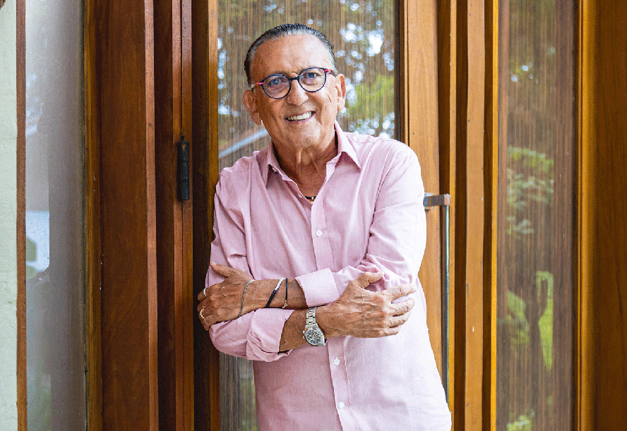 Galvão Bueno é internado com pneumonia em hospital de SP