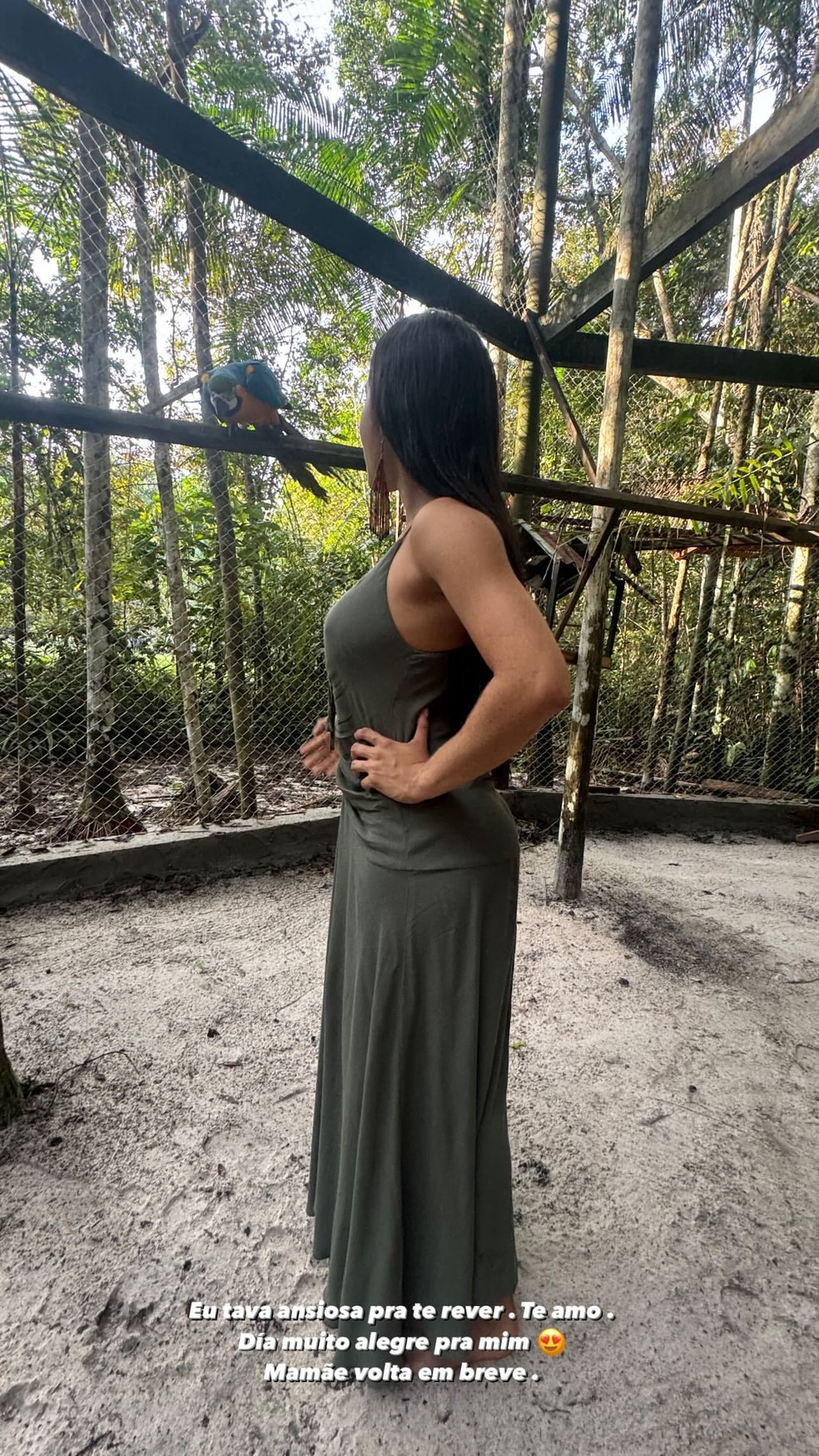 Ex-BBB Isabelle curte Amazonas com Matteus e reencontra a 'filha', a arara Jackson — Foto: Reprodução/Instagram