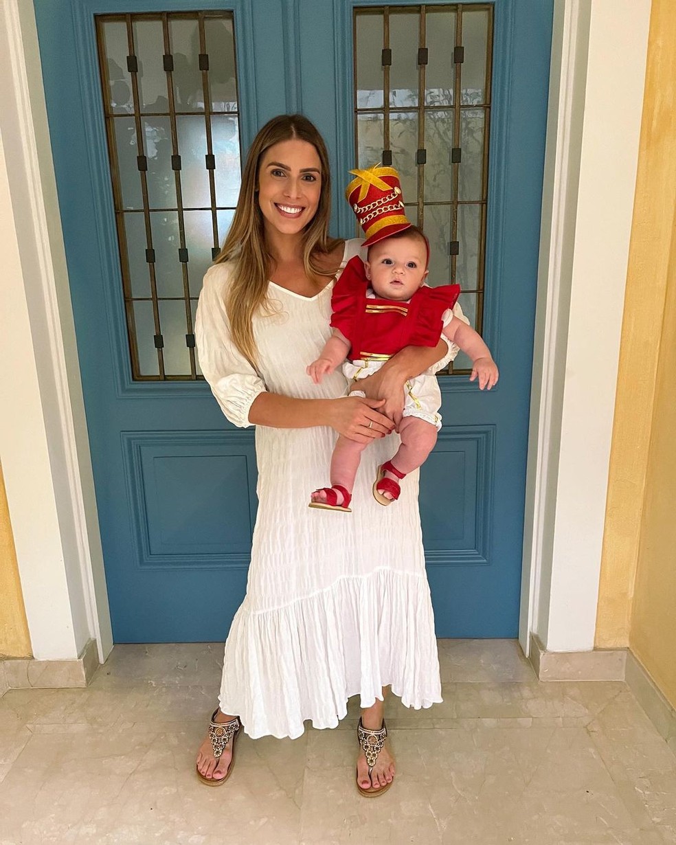Bia Feres posa com Serena, de 5 meses, fantasiada de paquita — Foto: Reprodução/Instagram
