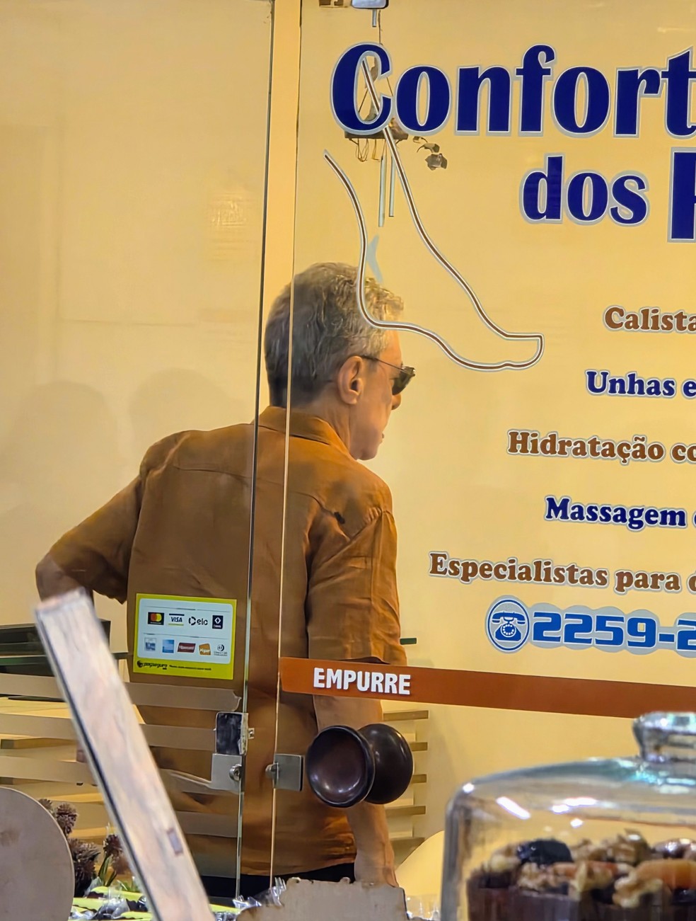 Chico Buarque faz tratamento est&eacute;tico em cl&iacute;nica de podologia &mdash; Foto: DAniel Delmiro/AgNews