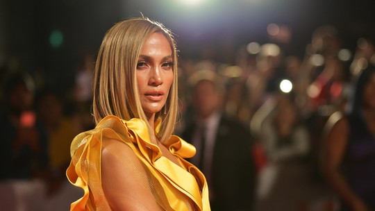 Jennifer Lopez faz vídeo sem filtro e sem make: '54 anos, radiante e feliz'