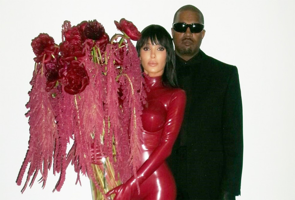Bianca Censori, esposa de Kanye, surge de cabelo rosa, sutiã