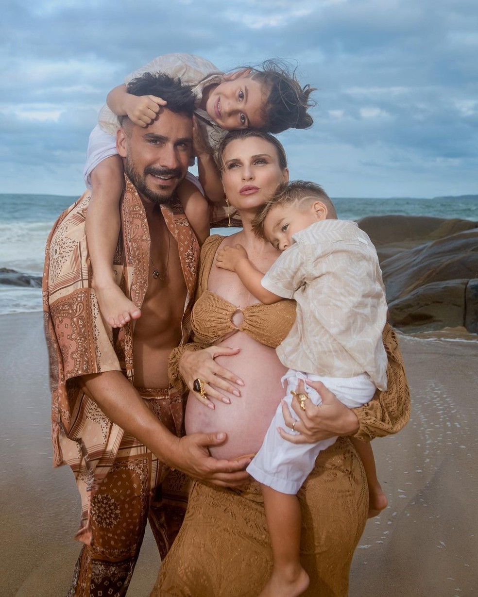 Julio Rocha com a mulher e os filhos — Foto: @maurovolparastudio 