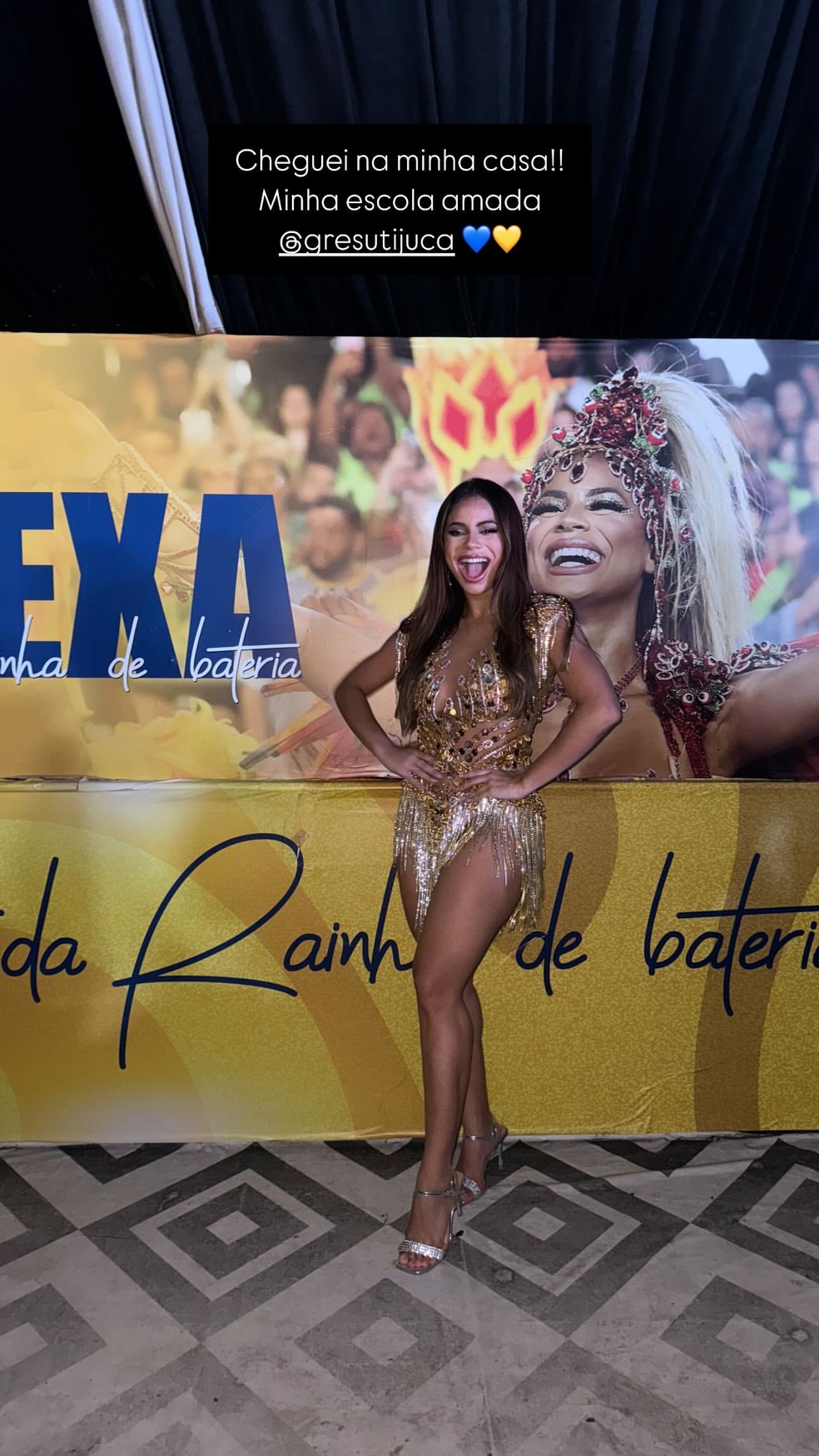 De vestidinho dourado, Lexa brilha em noitada de samba: 'Cheguei na ...