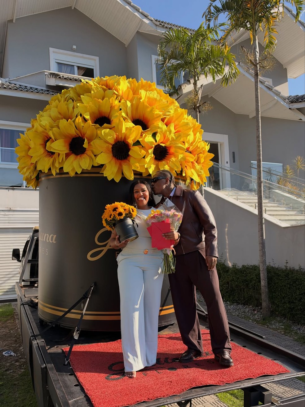 Kayblack surpreende mãe com mega buquê de mais de 2,5 metros de altura — Foto: Reprodução/Instagram