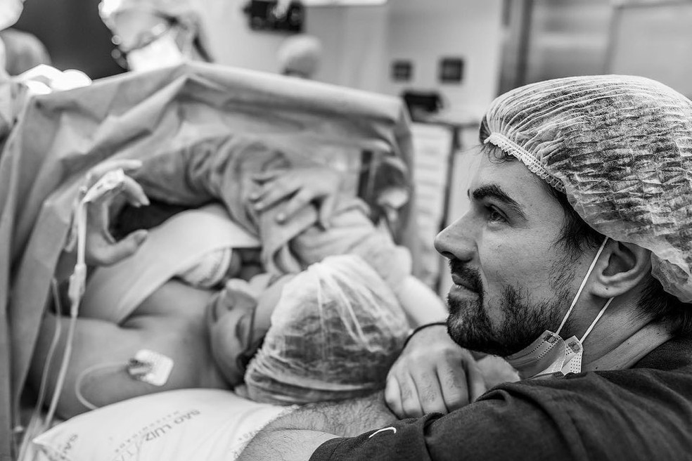 Renata Dominguez em parto da filha com marido — Foto: @katiarodriguesfotografia 