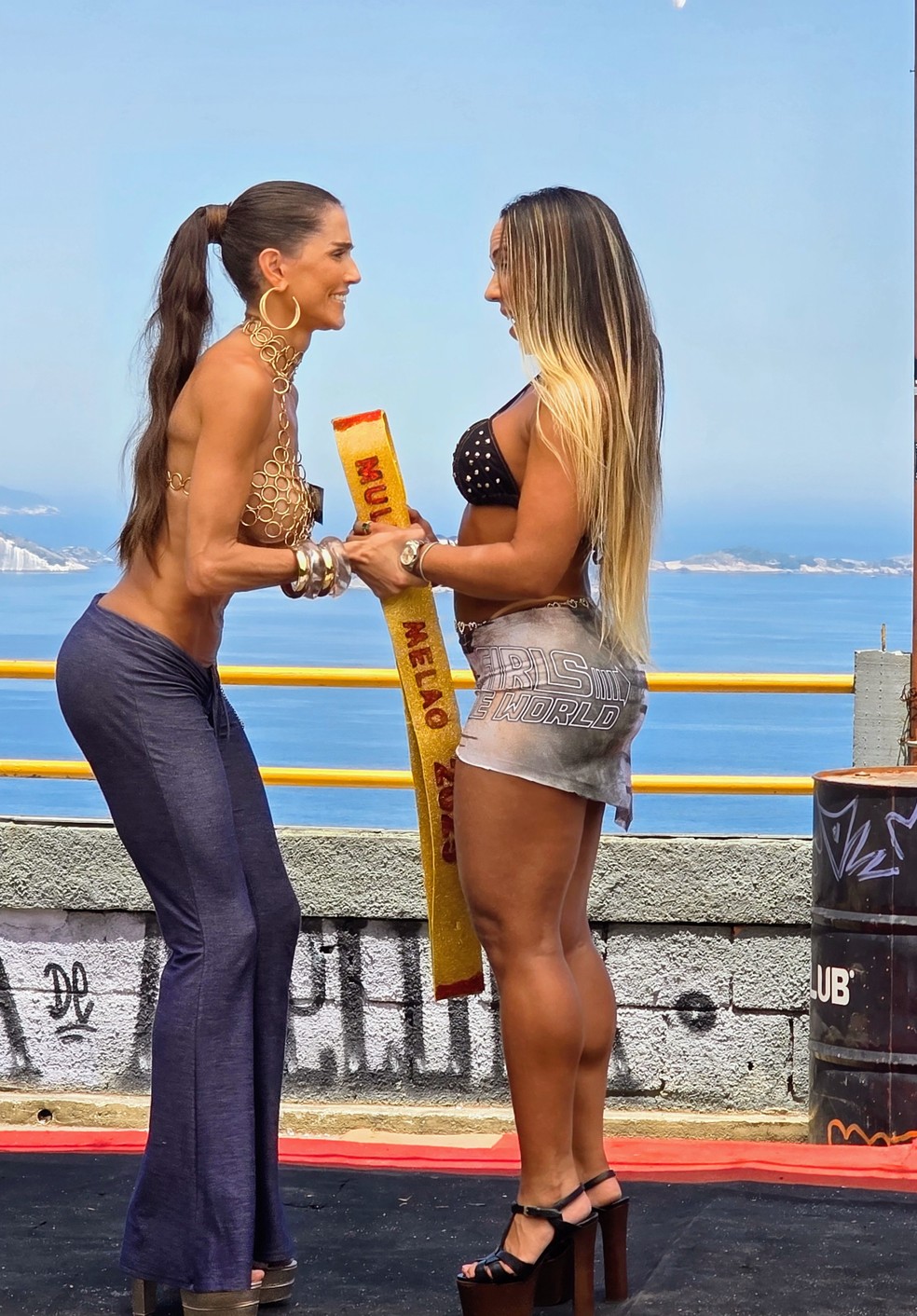 Deborah Secco contracena com Renata Frisson, a Mulher Melão, para gravação de vídeo do 'Carnaval da Dedé' — Foto: Daniel Delmiro/AgNews