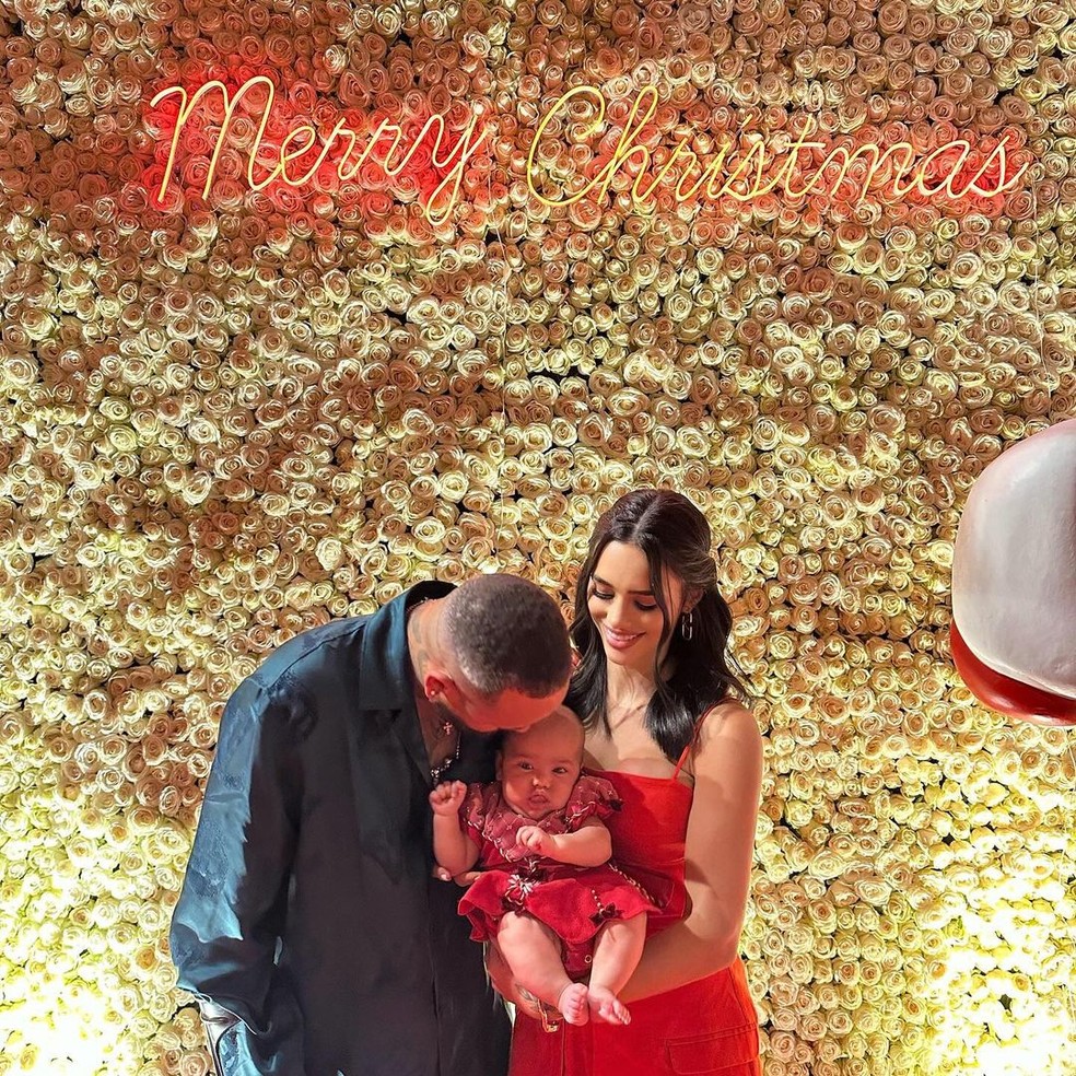 Neymar abre álbum de Natal com a filha, Mavie, e semelhança impressiona:  'Sua cara'