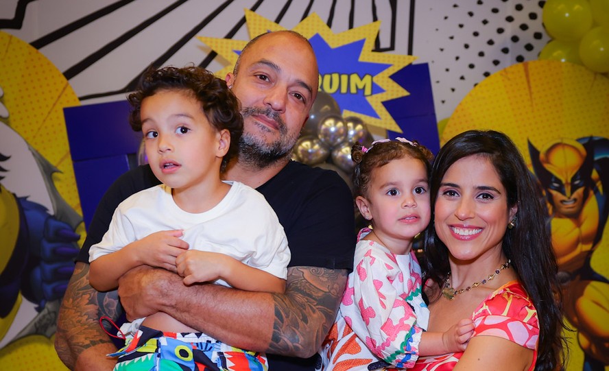 Camilla Camargo com o marido e seus filhos