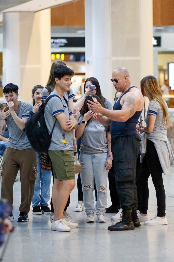 Vin Diesel brasileiro' deixa fãs alvoroçados em aeroporto do Rio
